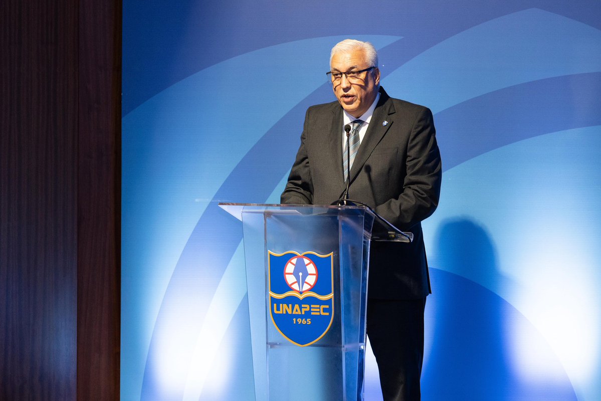 UNAPEC's tweet photo. Este lanzamiento coincide con el 18.º aniversario de nuestra Licenciatura en Negocios Internacionales, consolidando casi dos décadas de excelencia. Como destacó nuestro rector Erik Pérez, respondemos a las demandas globales de transformación digital y comercio exterior. 🛳️✈️ https://t.co/ynKiRKHiZj