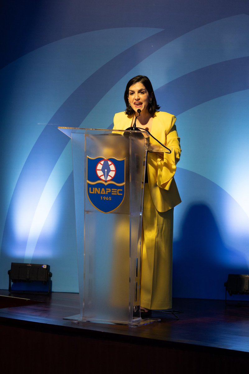 UNAPEC's tweet photo. Este lanzamiento coincide con el 18.º aniversario de nuestra Licenciatura en Negocios Internacionales, consolidando casi dos décadas de excelencia. Como destacó nuestro rector Erik Pérez, respondemos a las demandas globales de transformación digital y comercio exterior. 🛳️✈️ https://t.co/ynKiRKHiZj