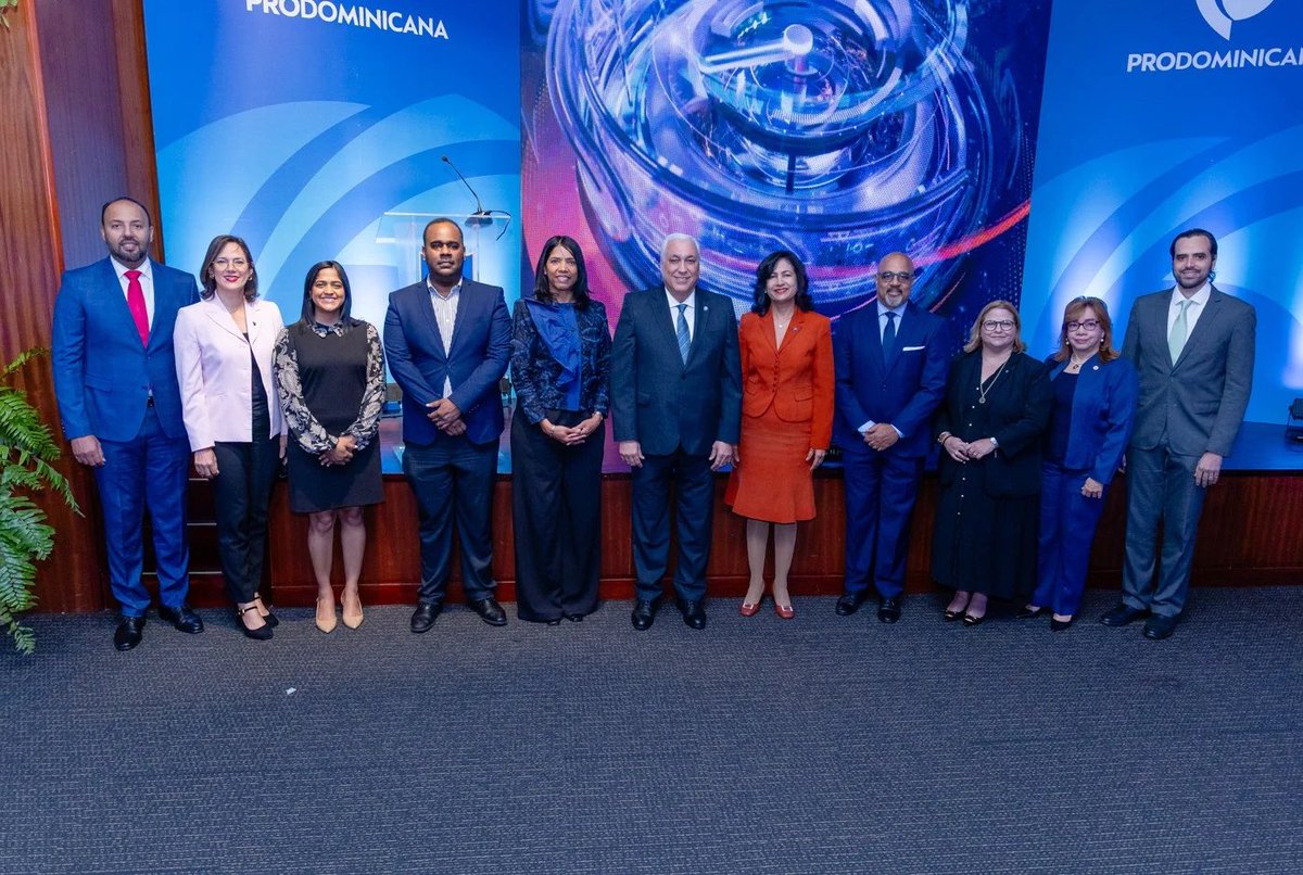 UNAPEC's tweet photo. Este lanzamiento coincide con el 18.º aniversario de nuestra Licenciatura en Negocios Internacionales, consolidando casi dos décadas de excelencia. Como destacó nuestro rector Erik Pérez, respondemos a las demandas globales de transformación digital y comercio exterior. 🛳️✈️ https://t.co/ynKiRKHiZj