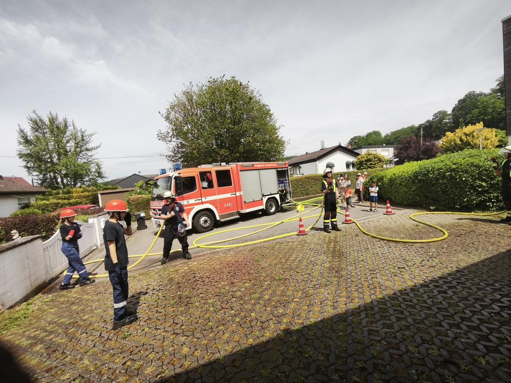 jflb24's tweet photo. Heute bei hochsommerlichen Temperaturen waren wir wieder zu Gast bei unserem Kindergarten Regenbogen. Mit gemischten Trupps aus Aktiven und Jugendfeuerwehr fuhren wir einen Einsatz zur Rettung des Kindergartens. "Spontanhelfer" unterstützten tatkräftig die Löscharbeiten.😉 https://t.co/aeuIRwWtvh