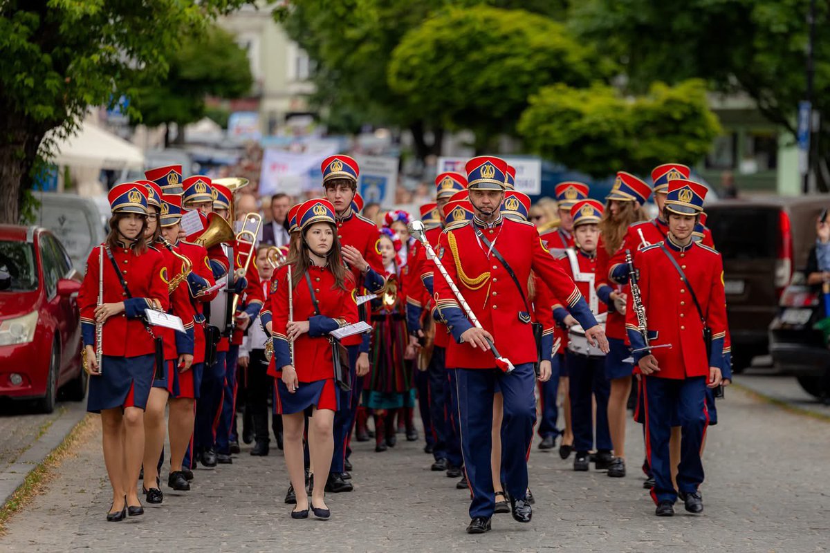 AnnaMKrupka's tweet photo. 💃Kolorowe stroje, ludowe melodie i energia ludzi, którzy tworzą swoje małe ojczyzny każdego dnia. 

Dzisiejszy korowód 🌺💃🌻był pięknym przypomnieniem, że tradycja nie stoi w miejscu – żyje w spotkaniach, rozmowach i wspólnym działaniu. Dziękuję za ten wyjątkowy czas i atmosferę, która pokazuje, jak wiele dobra jest w Świętokrzyskiem. 🤍❤️