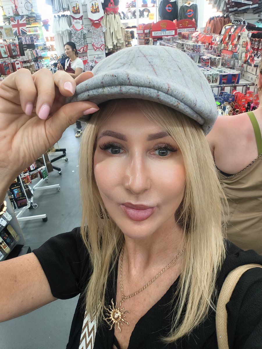 Evarally's tweet photo. Couldn’t resist buying this British flat cap. 🇬🇧😄😅
When in London... maybe I’m becoming a little more British with every visit. 😛😍
#PeakyBlinders #LondonLife #FlatCap https://t.co/WVuUghHEba