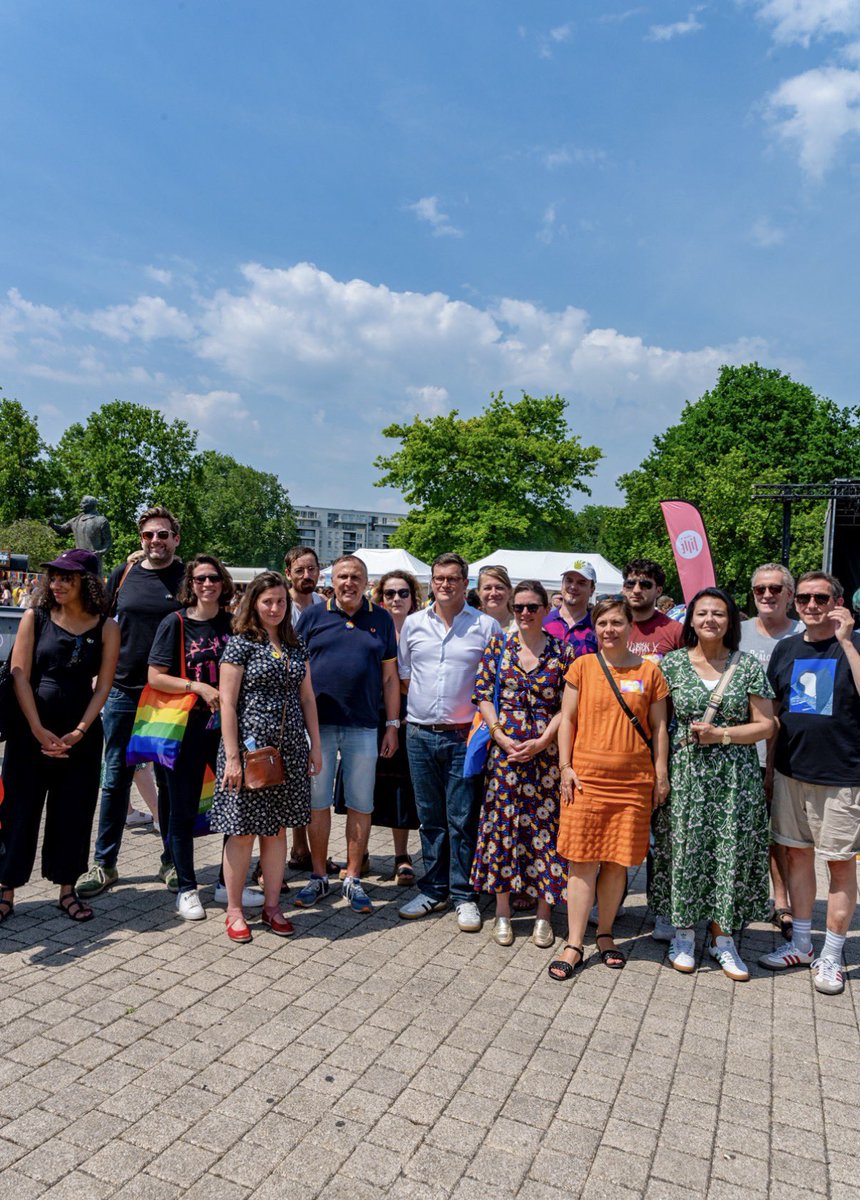 ezekiel_lcs's tweet photo. Aujourd’hui, Lille fêtait ses Fiertés.
C’était la 29e édition de la Marche des Fiertés de Lille !

Notre ville a toujours été engagée sur les questions d’égalité des droits et de lutte contre les discriminations : durant ce mandat nous continuerons, dans cette droite lignée, avec @Ardeslandes et la majorité municipale, à défendre les droits acquis, la visibilité et les libertés des personnes LGBTQIA+.

Face aux reculs, aux attaques et à la haine réactionnaire, nous resterons pleinement mobilisés.
