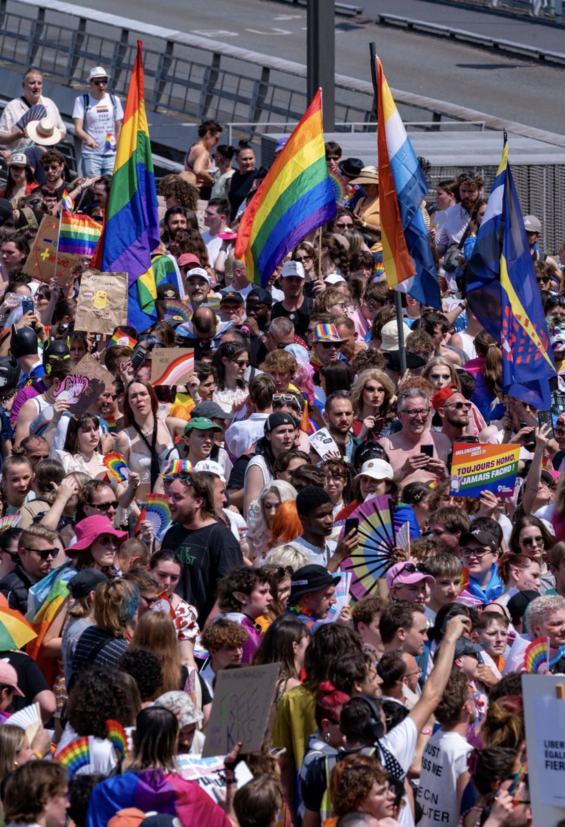 ezekiel_lcs's tweet photo. Aujourd’hui, Lille fêtait ses Fiertés.
C’était la 29e édition de la Marche des Fiertés de Lille !

Notre ville a toujours été engagée sur les questions d’égalité des droits et de lutte contre les discriminations : durant ce mandat nous continuerons, dans cette droite lignée, avec @Ardeslandes et la majorité municipale, à défendre les droits acquis, la visibilité et les libertés des personnes LGBTQIA+.

Face aux reculs, aux attaques et à la haine réactionnaire, nous resterons pleinement mobilisés.