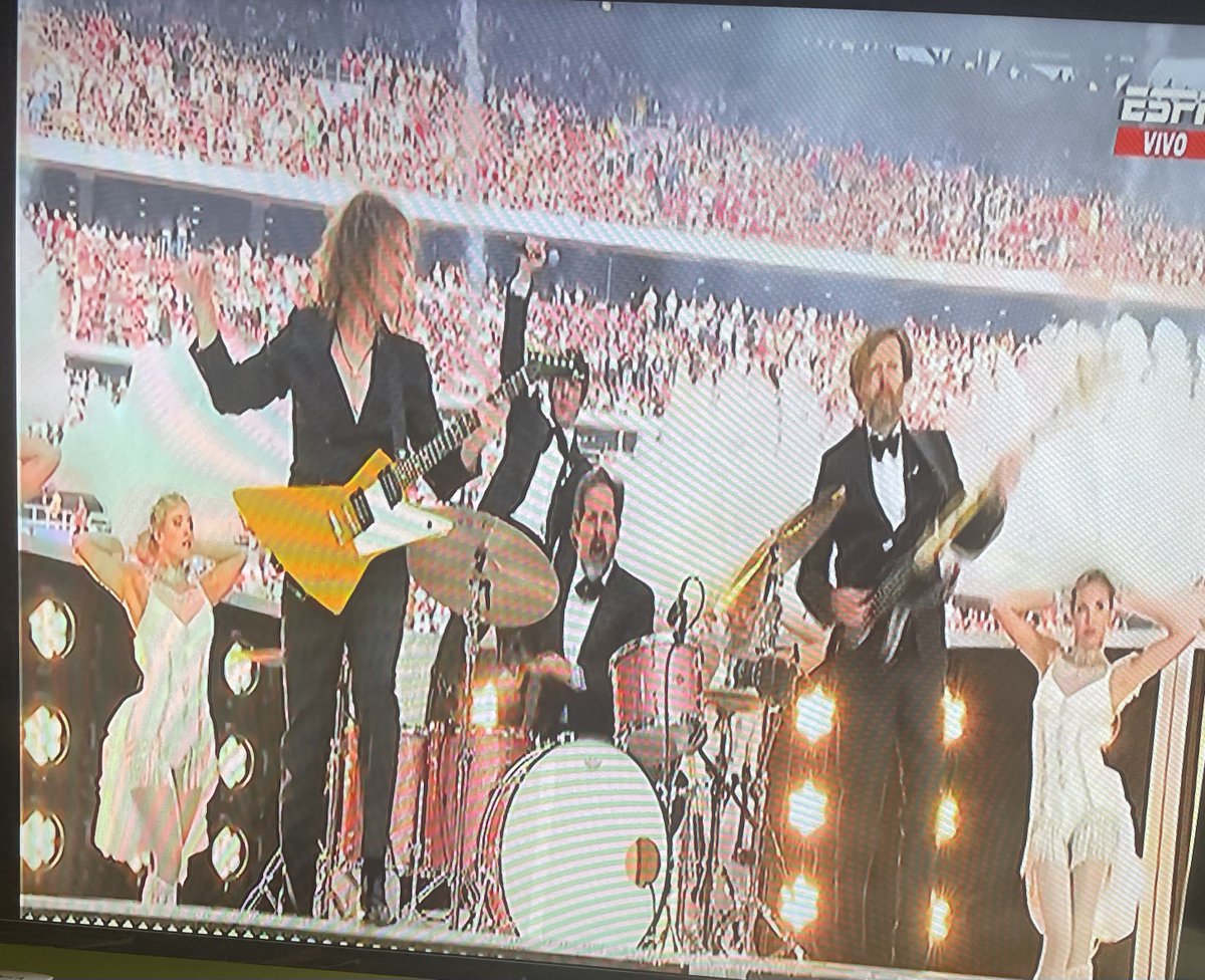 paufal's tweet photo. The Killers cantando en la Champions! Que buen comienzo 🙌🏻🙌🏻🙌🏻 https://t.co/q0Una9DY4S