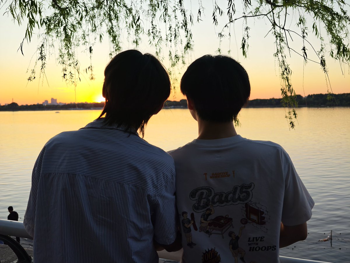 cyzhen666a's tweet photo. 落日余晖，并肩江岸，满心是你@zysunshine0309 https://t.co/CNCMslInJU
