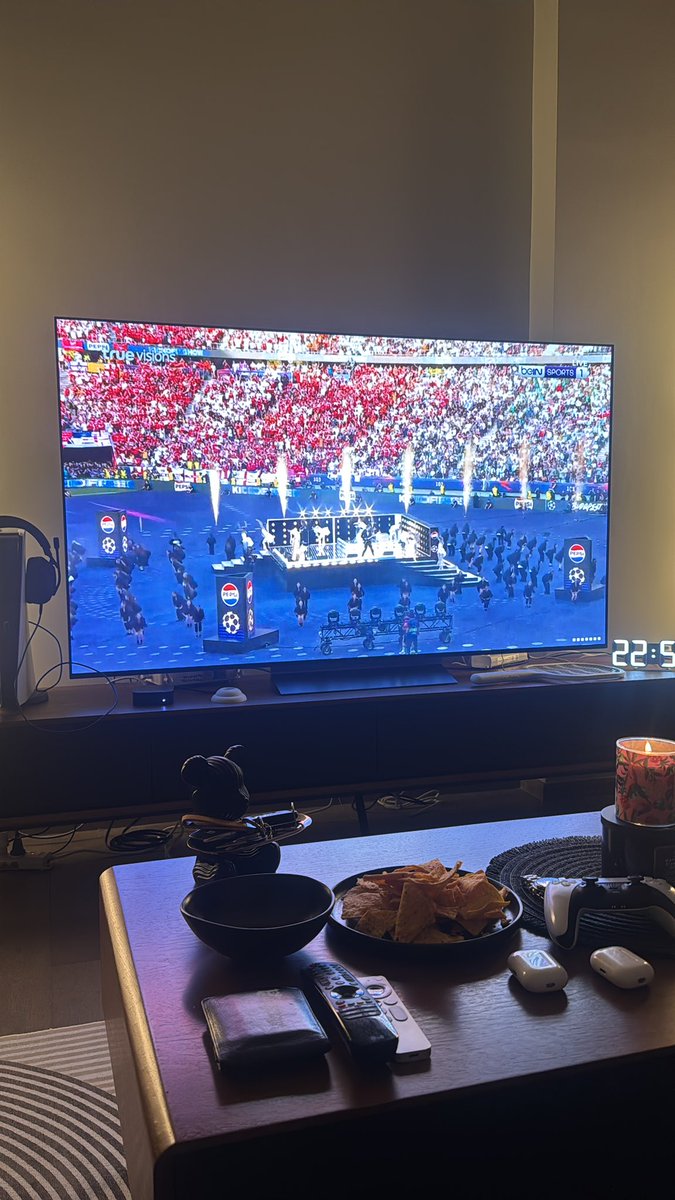 LaustinDaGod's tweet photo. @UEFA please book better performers and stop with the underwhelming pre game trash performances. Nothing about it was motivating. It just puts a damper on the game. It doesn’t set the mood at all. Its just blah. https://t.co/xuwp8QNRDz
