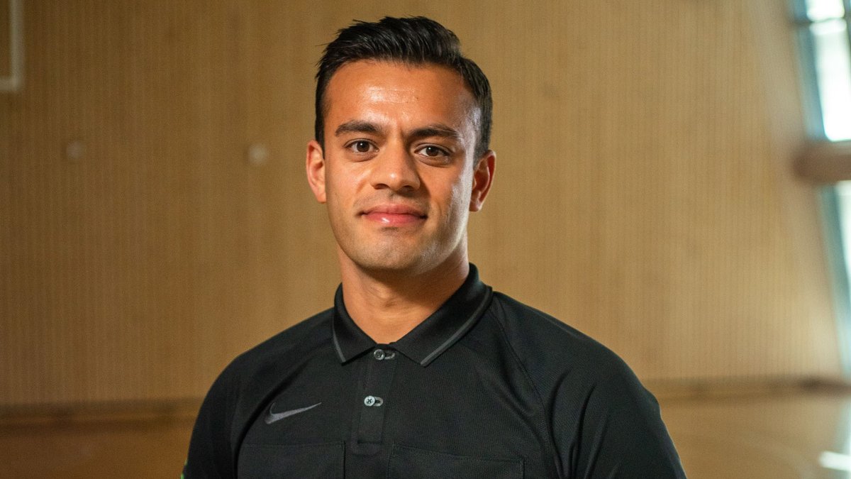 Rovic87's tweet photo. Den absolutt største irritasjonen med OBOS er å måtte forholde seg til dommere fra langt nede i divisionssystemet. Mohammad Hafezi er nok et eksempel på en dommer som overhode ikke holder nivået. https://t.co/xyOccVZBJG