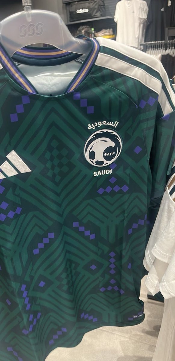 xevil34's tweet photo. @nsoory_02 تخيل ابي اشتري لبس المنتخب اصلي 
رحت اديدس لقيته 500 ريال 
هذا بالله منتخب يبي دعم من الجمهور ولا شركة تبي تكسب ؟ https://t.co/vQtQJNL8jp