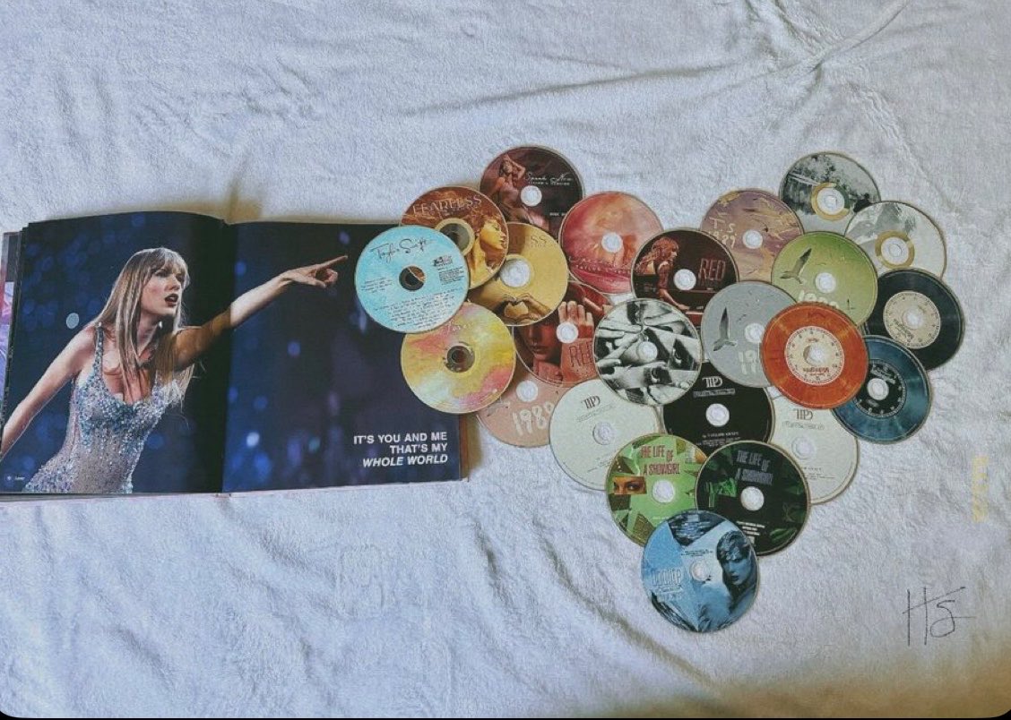 redwinets's tweet photo. they belong with her 
💚💛💜❤️🩵🖤🩷🩶🤎💙🤍❤️‍🔥 https://t.co/wABsBkOLuo