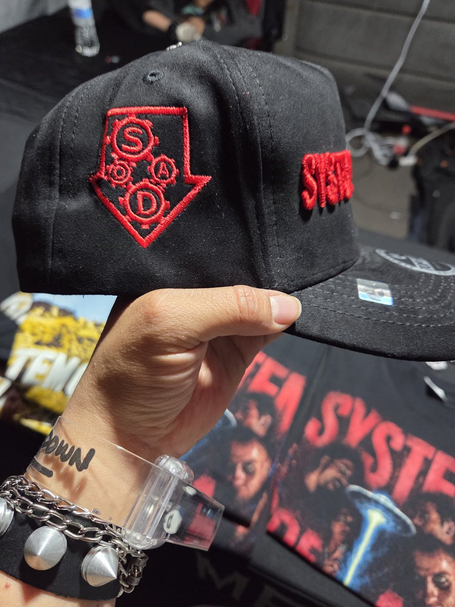 tatisitat's tweet photo. @ServicioTM El problema es que nos cobraron más de $3,000 por un paquete de merch "oficial" y nos dieron esto, fue una estafa  evidente, esta gorra era de la mercancía "pirata" que vendían afuera, costaba $400 y está un millon de veces mejor, mejores materiales, mejor diseño  mejor todo https://t.co/fCkYjxYsXD