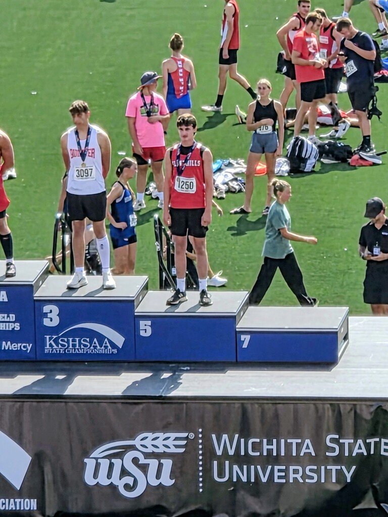 FHS_Mustangs's tweet photo. 🚨🚨 KALEB GRUNDER 🚨🚨

🎉 5th place Pole Vault 🎉

Congratulations Kaleb!!! https://t.co/VphSxMYqri