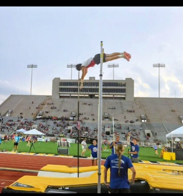 FHS_Mustangs's tweet photo. 🚨🚨 KALEB GRUNDER 🚨🚨

🎉 5th place Pole Vault 🎉

Congratulations Kaleb!!! https://t.co/VphSxMYqri
