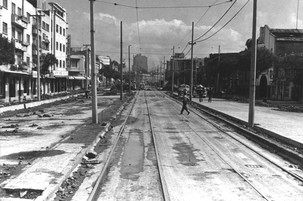 mexdeayer's tweet photo. Trabajos urbanos sobre la antigua Calzada de La Piedad, hoy Avenida Cuauhtémoc, durante la década de 1950. Al fondo de la imagen pueden distinguirse las avenidas Chapultepec y Doctor Río de la Loza, en una etapa en la que la Ciudad de México experimentaba importantes obras de modernización para mejorar su infraestructura vial.
La fotografía muestra labores de pavimentación y acondicionamiento de la vialidad, además de permitir apreciar las construcciones que existían en la zona en aquellos años. Muchas de estas edificaciones desaparecieron con el paso del tiempo debido al crecimiento urbano y a la constante transformación de la capital.
Actualmente, esta importante avenida está dominada por edificios y desarrollos más modernos; sin embargo, todavía conserva algunas construcciones de épocas pasadas que sirven como testimonio de la evolución urbana de la Ciudad de México y de los cambios que han marcado su historia a lo largo de las décadas.

https://t.co/7BZ2R7Z4nq