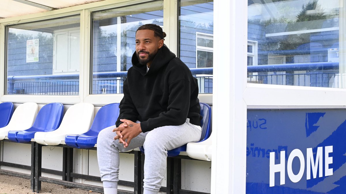 JWPearsonPhoto's tweet photo. ✍️ Sam Ford signs.. 

📸💙 #BuryTownFC https://t.co/gWTLIL9V9d