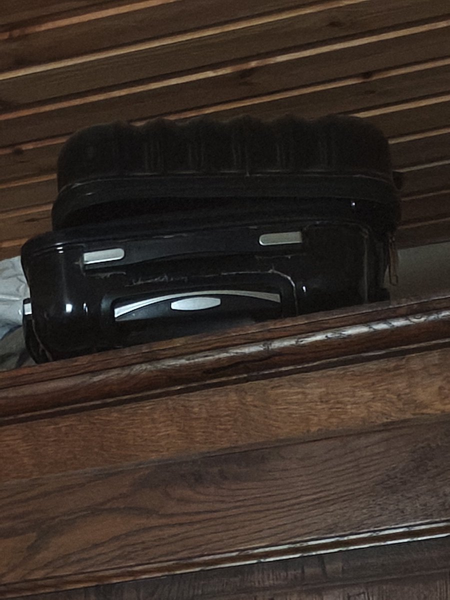 MarieAnne22's tweet photo. Je viens de rire toute seule pendant 10 minutes en le remarquant...
Je crois que ma valise déprime parce qu'on ne part jamais en vacances 😅 https://t.co/DFRpStTAad