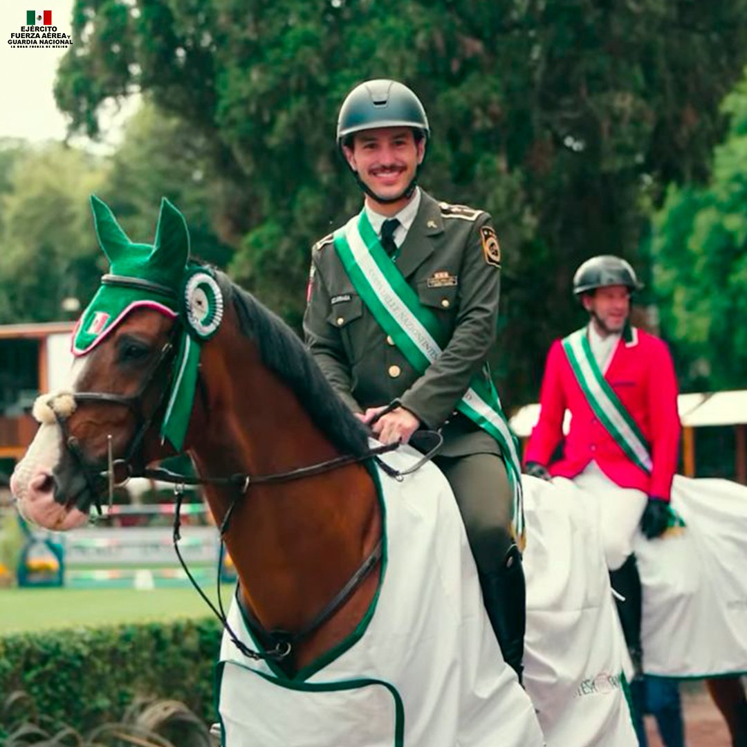 Defensamx1's tweet photo. Triunfo histórico para México en la Copa de Naciones.

La Secretaría de la Defensa Nacional felicita al Subteniente Andrés Azcárraga Rivera Torres, por el 1/er. lugar que obtuvo junto al equipo ecuestre de México en el Concurso de Salto Internacional CSIO5* 1.60 m. Nations Cup Jump Off, celebrado en Piazza di Siena, Roma, Italia.

En esta competencia, participaron equipos representativos de Alemania, Bélgica, Brasil, Estados Unidos, Francia, Gran Bretaña, Irlanda, Italia, Suecia y México, y representa un hecho histórico para México y para la Secretaría de la Defensa Nacional, ya que después de 78 años, un jinete militar formó parte del equipo nacional en esta importante competencia internacional.

#EjércitoMexicano #FuerzaAéreaMx #GuardiaNacional