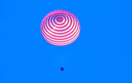 xiuzhouJX's tweet photo. Shenzhou-22 has landed safely! 🚀🇨🇳
The return capsule touched down successfully at the Dongfeng Landing Site. Welcome home, Zhang Lu, Wu Fei, and Zhang Hongzhang!
#Shenzhou22 #ChinaSpace #SpaceMission #WelcomeHome #HumanSpaceflight
(Source：人民日报) https://t.co/tbCcgNR0BL
