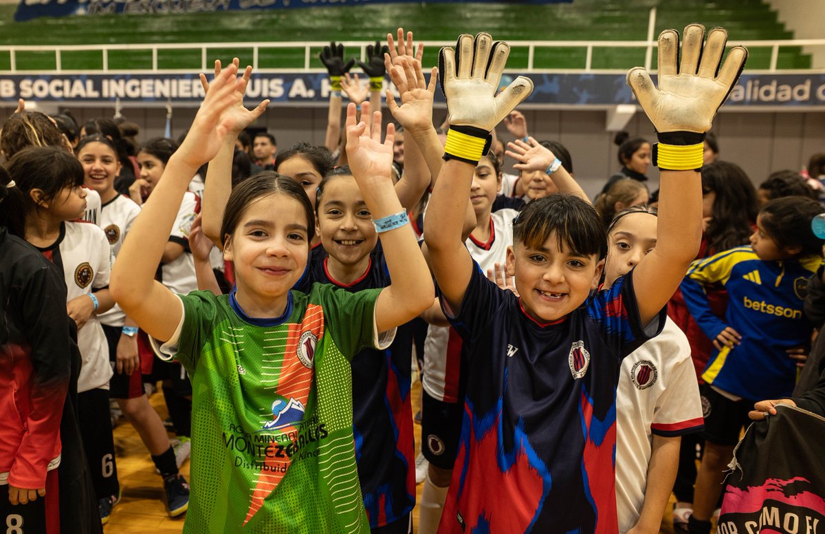 MPanquilto's tweet photo. Todo el fin de semana, niñas y jóvenes de #Chubut y #SantaCruz compartirán esta experiencia deportiva y quiero felicitar a la organización, a los clubes, a las familias y a jugadoras que forman parte de esta gran fiesta del futsal.

¡Muchos éxitos! 🥳 https://t.co/R3C85HGC1d