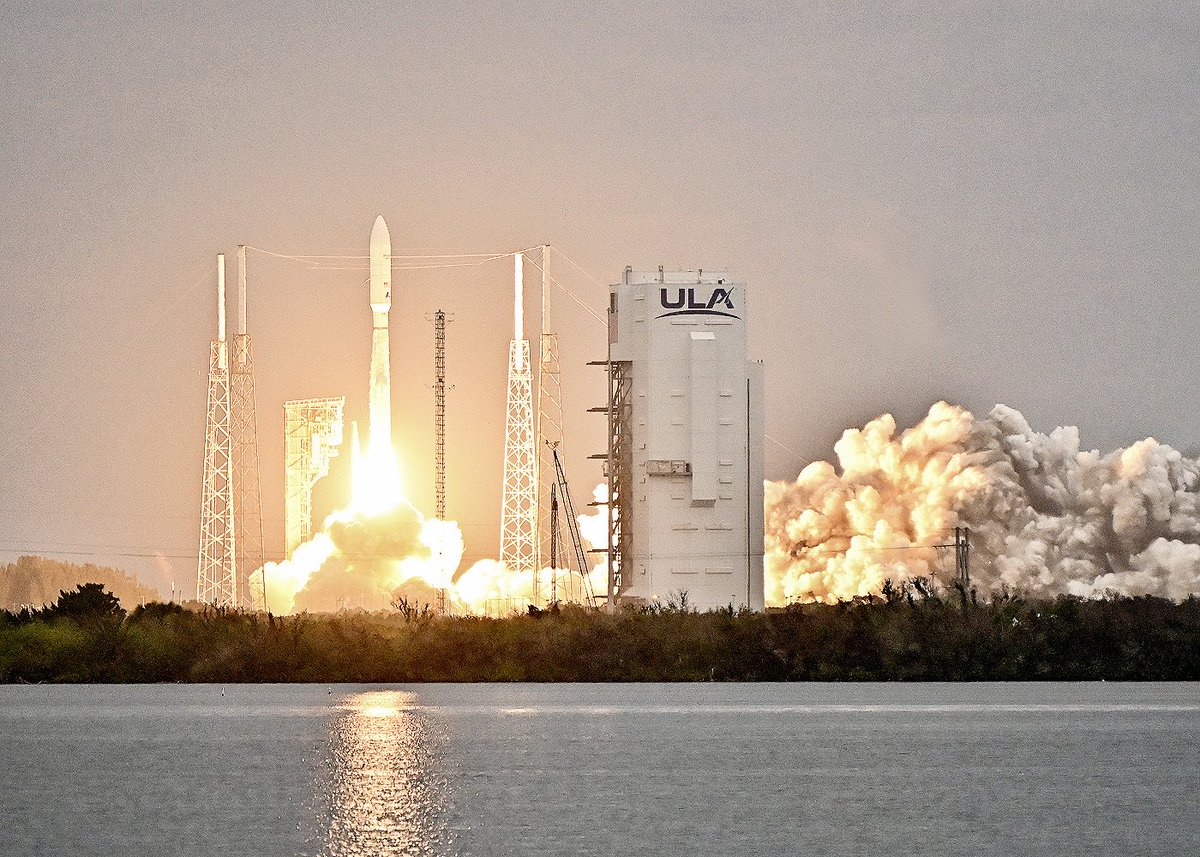 space_jim1's tweet photo. Last night I once again pulled out my camera and grabbed a few pics of the #ULA #AtlasV 551 with #Amazon #Leo7 launching from Cape Canaveral. Well done to everyone who put together this beautiful successful #rocket launch! https://t.co/DPcrniNY1V
