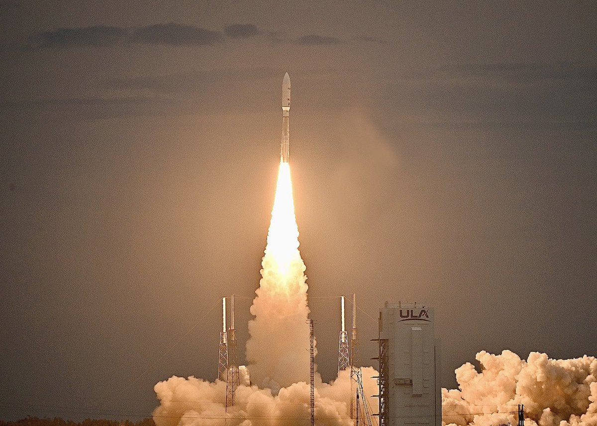 space_jim1's tweet photo. Last night I once again pulled out my camera and grabbed a few pics of the #ULA #AtlasV 551 with #Amazon #Leo7 launching from Cape Canaveral. Well done to everyone who put together this beautiful successful #rocket launch! https://t.co/DPcrniNY1V