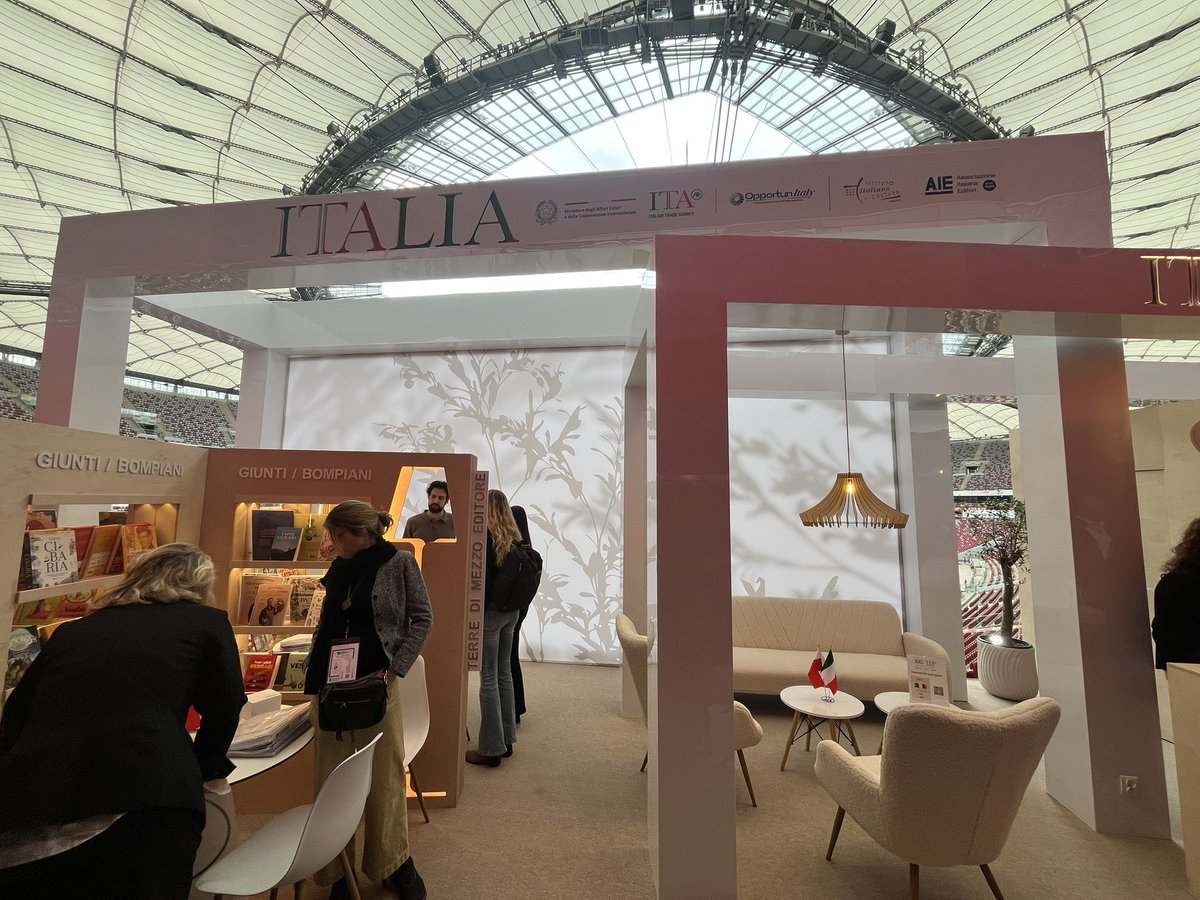 LucaFranchettiP's tweet photo. Orgoglioso della ricca presenza italiana alla Fiera Internazionale del Libro di Varsavia. Lieto di aver inaugurato il padiglione 🇮🇹 e di aver incontrato autori ed editori. Grazie agli amici 🇵🇱 per il forte interesse per la letteratura e l'editoria 🇮🇹 
#DiplomaziadellaCrescita https://t.co/oYqUSki4Wp