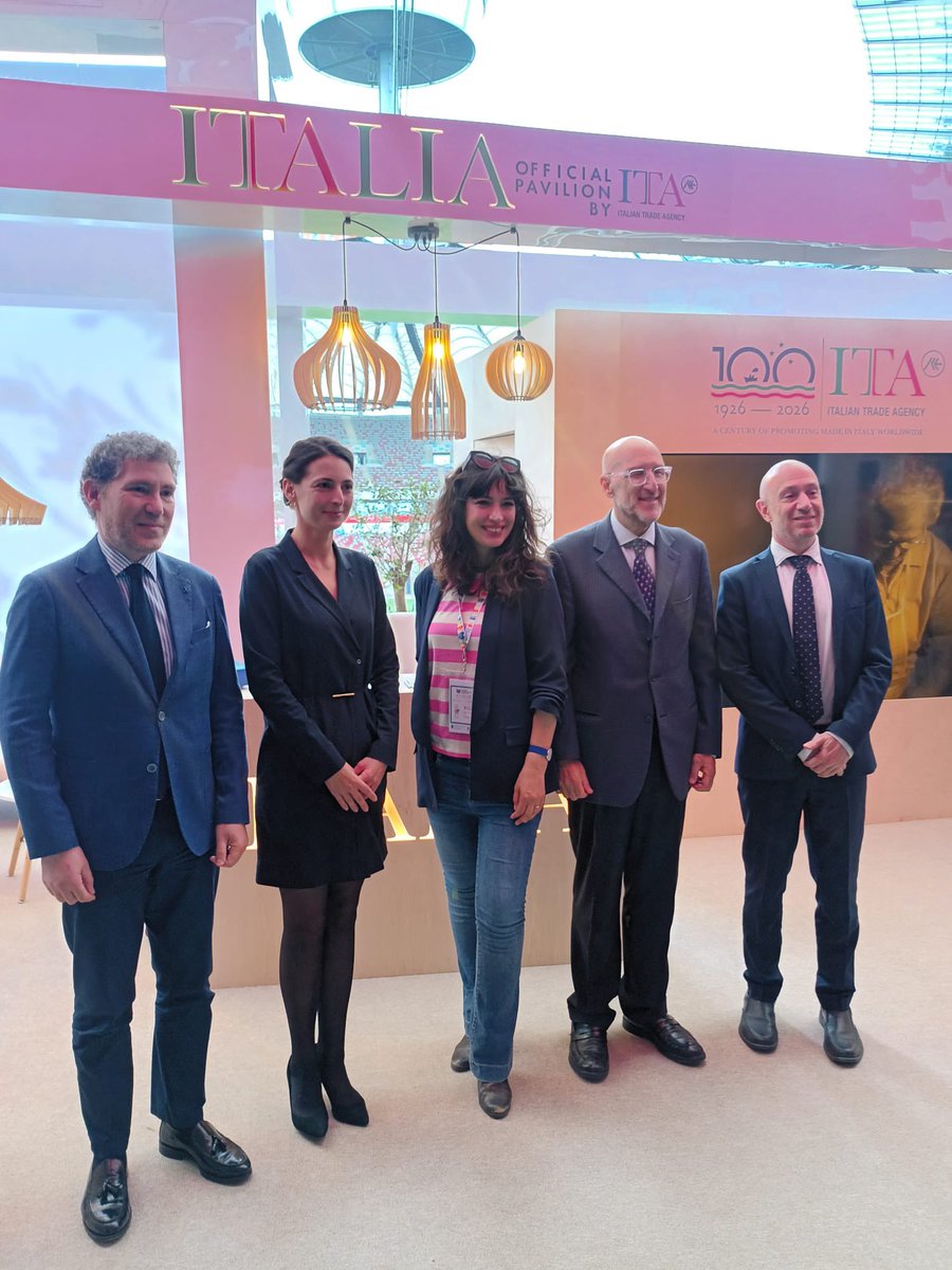 LucaFranchettiP's tweet photo. Orgoglioso della ricca presenza italiana alla Fiera Internazionale del Libro di Varsavia. Lieto di aver inaugurato il padiglione 🇮🇹 e di aver incontrato autori ed editori. Grazie agli amici 🇵🇱 per il forte interesse per la letteratura e l'editoria 🇮🇹 
#DiplomaziadellaCrescita https://t.co/oYqUSki4Wp