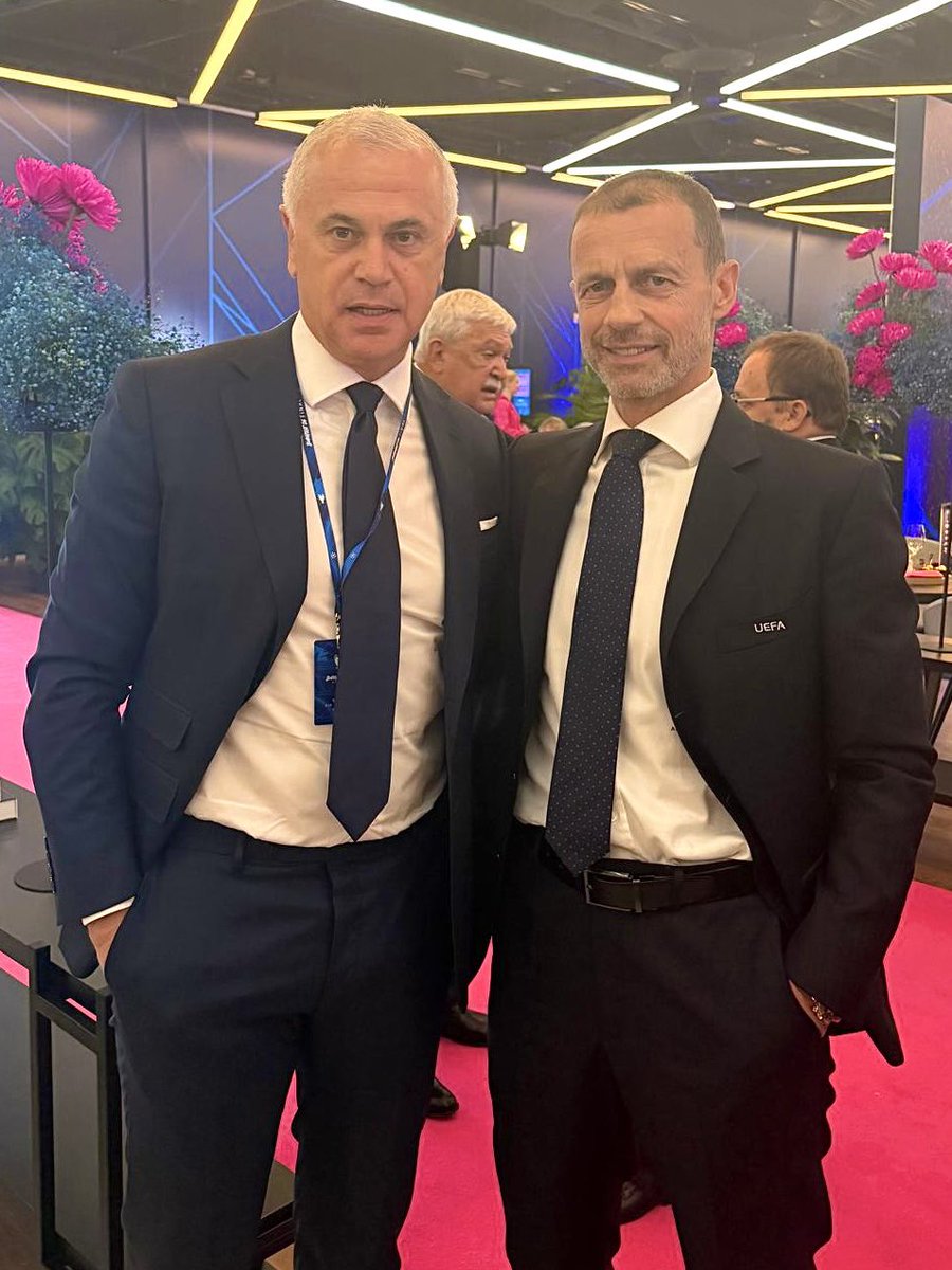 crvenazvezdafk's tweet photo. Generalni direktor Crvene zvezde Zvezdan Terzić nalazi se u Budimpešti i pratiće finale Lige šampiona u društvu Aleksandra Čeferina, predsednika UEFA-e. 

🔴⚪️ #fkcz #UCL #UCLFinal https://t.co/18mwFRLTjl