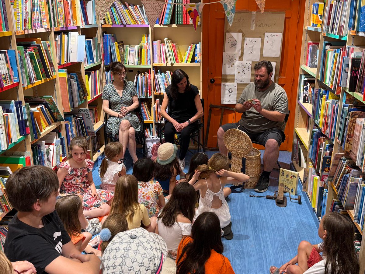 CAMILLE_MORISOT's tweet photo. 📚🌟Aquest matí hem presentat "El llibre dels oficis perduts". Gràcies a la Llibreria Al•lots per acollir-nos, a en Quim Fargas per introduir-nos al món d'aquests oficis i, evidentment, a tothom que ha vingut a acompanyar-nos i sentir-nos! Ha estat un plaer! https://t.co/acG4Zx3m3j