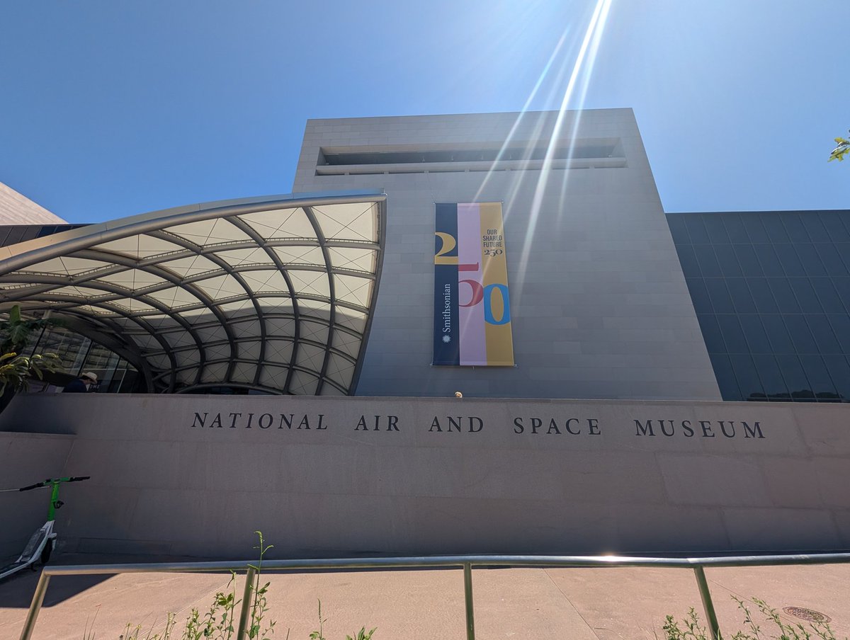 miccinn's tweet photo. 国立航空宇宙博物館に行ってきました〜！✈️🚀

​本物のロケットとか飛行機がズラリと並んでて、終始大興奮の空間だった…！
しかもこれ、無料で入れちゃうの凄すぎない？！贅沢な時間でした🤤✨

​#航空宇宙博物館 #スミソニアン #飛行機好き #宇宙旅行 https://t.co/ZFHtXiJEwO