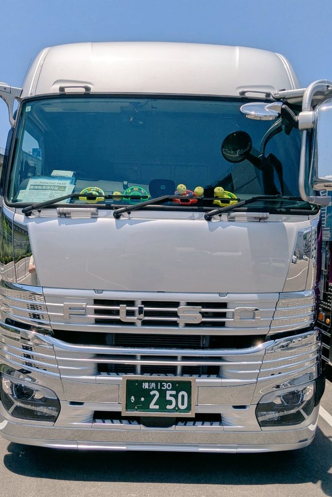 a_sukatto's tweet photo. 長崎はツアトラ展示ないんや…
スペースがないんかな🥲
広島もスペース狭くてツアトラあったけど撮るのムズ厳しかったもんな…

でも長崎にツアトラは早くから来てた!
いつも通りフロントでタンバリンとゆず太郎がお留守���🚛

広島の時とは変わってる!

意図的に変えてくれてるのかな😊？ https://t.co/0IIEKcwIRT