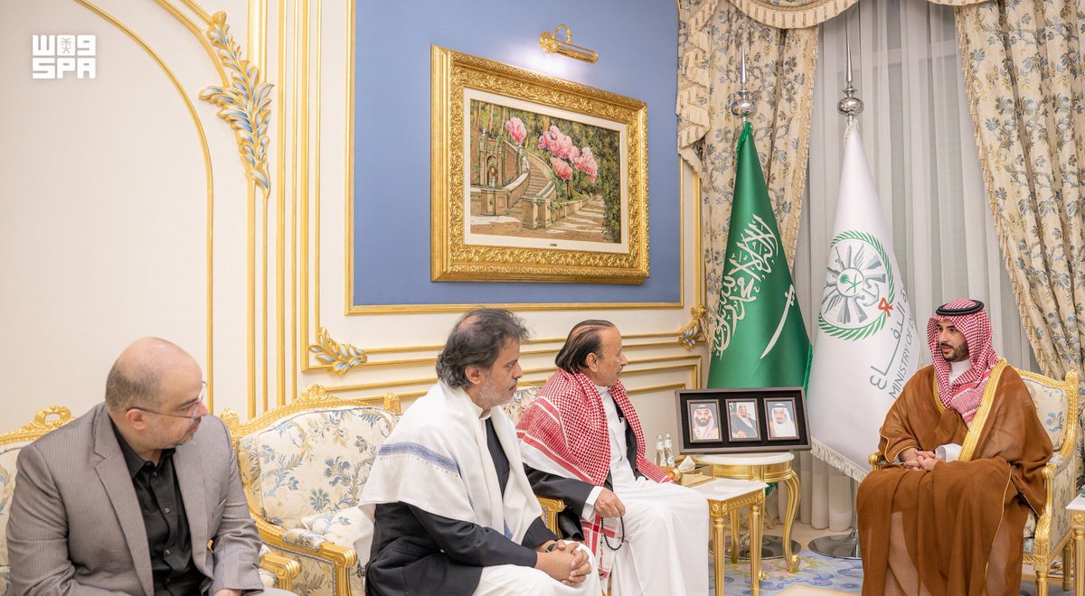 HRHMBNSALMAAN's tweet photo. نقل صاحب السمو الملكي الأمير خالد بن سلمان بن عبدالعزيز وزير الدفاع، تعازي ومواساة خادم الحرمين الشريفين الملك سلمان بن عبدالعزيز آل سعود، وصاحب السمو الملكي الأمير محمد بن سلمان بن عبدالعزيز آل سعود ولي العهد رئيس مجلس الوزراء -حفظهما الله- لذوي فخامة الرئيس اليمني السابق عبدربه منصور هادي في وفاته -رحمه الله-.
 وأعرب سمو وزير الدفاع خلال لقائه بذوي الفقيد في الرياض، عن بالغ تعازيه ومواساته لهم وللجمهورية اليمنية الشقيقة قيادةً وشعبًا، مشيدًا بمواقفه -رحمه الله- التي تحلت بالقيادة الحكيمة والحرص على أمن واستقرار اليمن وتنميته وازدهاره.
 وسأل سموه اللّه العلي القدير أن يتغمد الفقيد بواسع رحمته ومغفرته، ويسكنه فسيح جناته، ويلهم ذويه والشعب اليمني الشقيق الصبر والسلوان، وأن يديم على الجمهورية اليمنية وشعبها الأمن والاستقرار.
 حضر اللقاء، صاحب السمو الأمير فيصل بن فرحان بن عبدالله وزير الخارجية، ومعالي مستشار سمو وزير الدفاع لشؤون الاستخبارات الأستاذ هشام بن عبدالعزيز بن سيف، وسفير خادم الحرمين الشريفين لدى الجمهورية اليمنية محمد بن سعيد آل جابر.