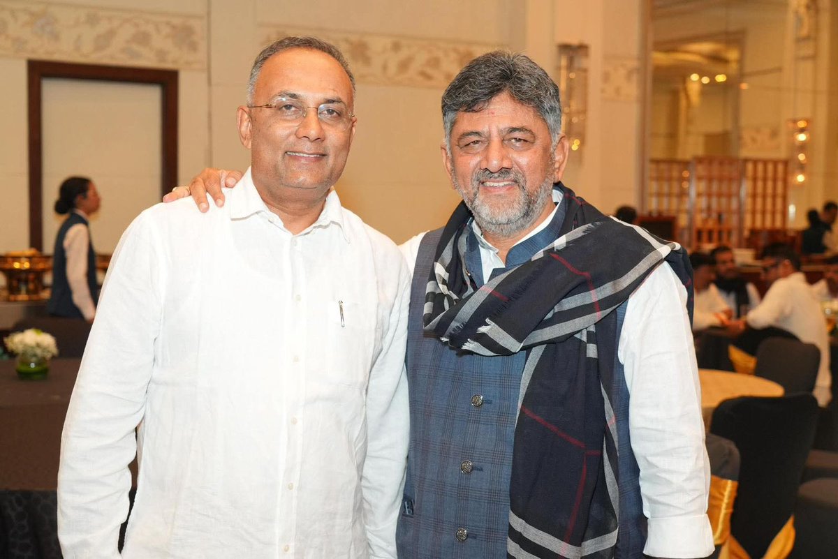 dineshgrao's tweet photo. ಕಾಂಗ್ರೆಸ್ ಶಾಸಕಾಂಗ ಪಕ್ಷದ (CLP) ನಾಯಕರಾಗಿ ಸರ್ವಾನುಮತದಿಂದ ಆಯ್ಕೆಯಾದ ಮಾಜಿ ಉಪಮುಖ್ಯಮಂತ್ರಿ ಹಾಗೂ ಕೆ.ಪಿ.ಸಿ‌.ಸಿ. ಅಧ್ಯಕ್ಷರಾದ ಶ್ರೀ @DKShivakumar ಅವರಿಗೆ ಹಾರ್ದಿಕ ಅಭಿನಂದನೆಗಳು.

ಕೇಂದ್ರ ಸರ್ಕಾರದ ತನಿಖಾ ಸಂಸ್ಥೆಗಳ ನಿರಂತರ ಕಿರುಕುಳಕ್ಕೂ ಜಗ್ಗದೆ, ಪಕ್ಷದ ಗಟ್ಟಿತನದ ಕಟ್ಟಾಳಾಗಿ ನಿಂತ ನಿಮ್ಮ ಕಠಿಣ ಕಾರ್ಯವೈಖರಿಯನ್ನು ಗುರುತಿಸಿ ಕಾಂಗ್ರೆಸ್ ಪಕ್ಷ ನೀಡಿದ ಅತ್ಯುನ್ನತ ಗೌರವವಿದು.

ಶ್ರೀ @siddaramaiah ಅವರ ನೇತೃತ್ವದ ಸರ್ಕಾರದ ಗ್ಯಾರಂಟಿ ಸೇರಿದಂತೆ ಎಲ್ಲಾ ಅಭಿವೃದ್ಧಿ ಯೋಜನೆಗಳಿಗೆ ನೀವು ನೀಡಿದ ಬೆಂಬಲ ಮತ್ತು ಸಹಕಾರ ಸದಾ ಸ್ಮರಣೀಯವಾದದ್ದು. 

ನಿಮ್ಮ ರಾಜಕೀಯ ಚತುರತೆಯ ಮಾರ್ಗದರ್ಶನದಲ್ಲಿ ನಮ್ಮ ಸರ್ಕಾರ ಮತ್ತು ಪಕ್ಷ ರಾಜ್ಯವನ್ನು ಅಭಿವೃದ್ಧಿಯ ಹೊಸ ಎತ್ತರಕ್ಕೆ ಕೊಂಡೊಯ್ಯಲಿ ಎಂದು ಆಶಿಸುತ್ತೇನೆ ಹಾಗೂ ಹೃದಯಪೂರ್ವಕ ಅಭಿನಂದನೆಗಳನ್ನು ಸಲ್ಲಿಸುತ್ತಾ ಶುಭ ಹಾರೈಸುವೆನು.