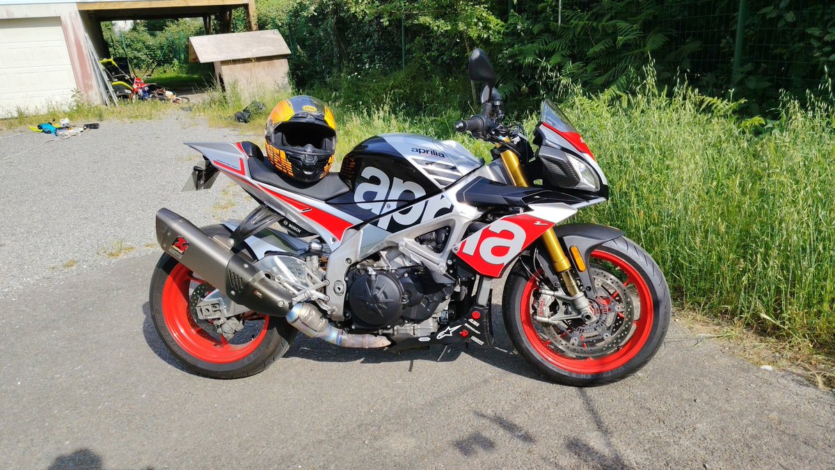 Gweno675's tweet photo. Combien de litre de prosecco, ils avaient bu chez aprilia pour penser que c'était une bonne idée de mettre ça sur route ?! https://t.co/lg9wQdtfdM