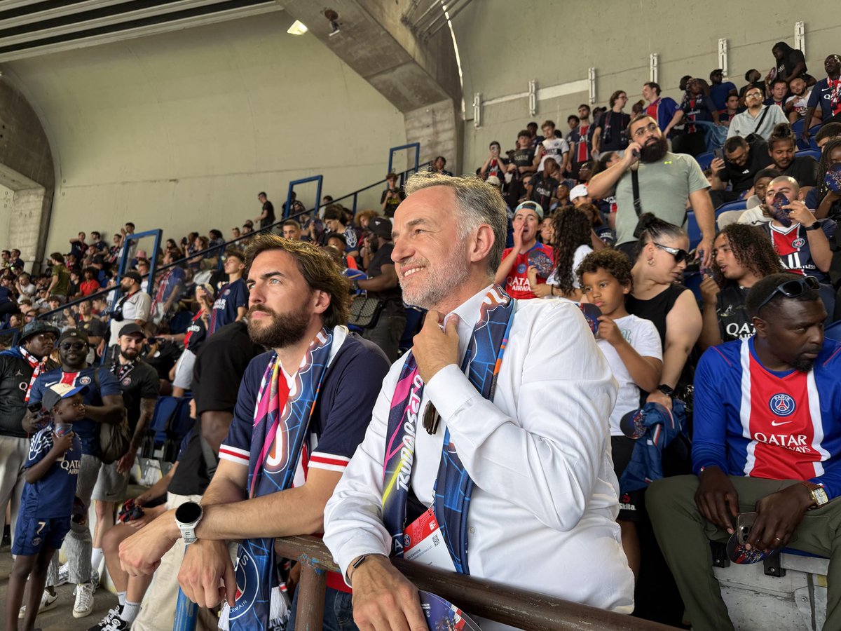 egregoire's tweet photo. Très heureux d’être ce soir au Parc des Princes avec les 500 jeunes des clubs invités par le PSG. Merci à eux ! 

Ensemble, vivons l’histoire du football et de Paris qui s’écrit. https://t.co/ti5jBWCEtp