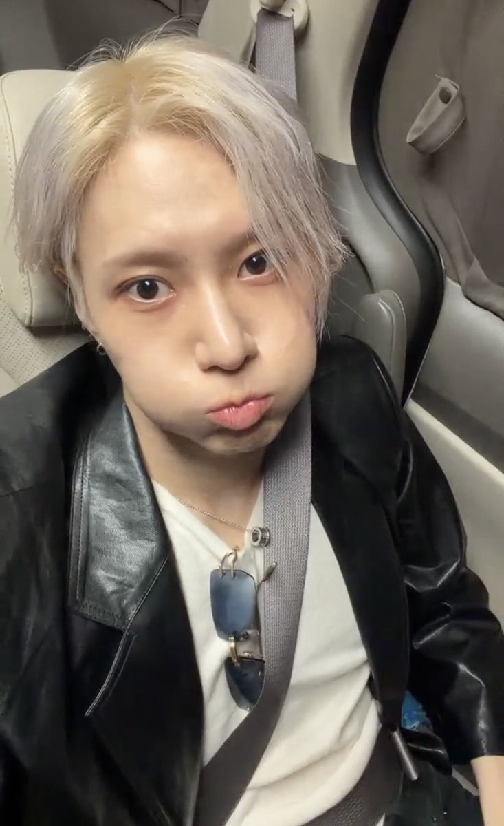 xtmtaemin's tweet photo. 260530 taemin live 🙂

Nice to meet you! Hello! Today’s the second day of the concert and I’m dropping by here for a while~ 
I jumped and played around really hard today~ the fans too seems to be in a good mood today~
Also regarding the concert name, well I can’t give too much https://t.co/T3WHSiK8ni