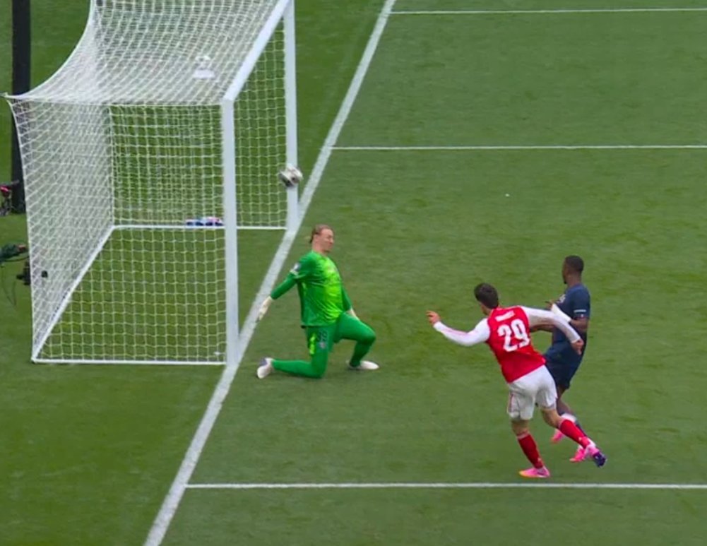 futboltherapist's tweet photo. "Look his hands : put the ball high" 😏
- Mikel #Arteta on where to shoot at in this situation. https://t.co/PolHntUjWQ