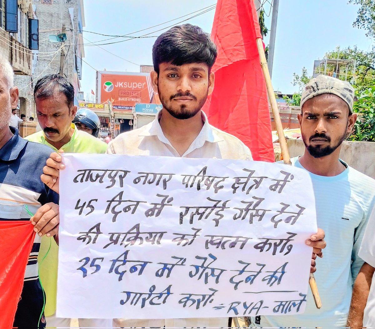 SurendraPdSing8's tweet photo. Protesting against the crisis of LPG cylinders, RYA took out a Chetavani March at Tajpur, Samastipur (Bihar) on Saturday. The CPIML activists also took part in the procession n demanding cylinders within 25 days. https://t.co/XRZLgrTkoO