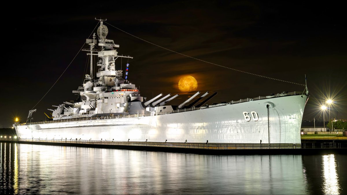 ThomasGeboyWX's tweet photo. WOW 😍! Moonset early this morning behind the Mighty A! Amazing captures by Gulf Bay Photography by Benjamin Cash! @mynbc15 @NWSMobile @USS_ALABAMA @StormHour @USNavy https://t.co/kdPRRrKiUB