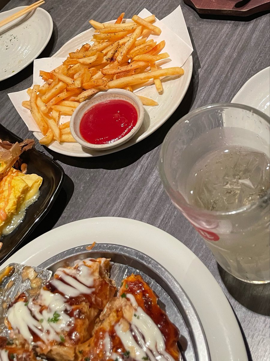 Key18714449's tweet photo. 清掃ボランティアからの焼肉からのライブからの飲みで、盛り沢山な1日だった！
ライブはほんとに良くて感動だった😭
ご飯も美味しかったし楽しくて大満喫！ https://t.co/w7xhpTuIMk