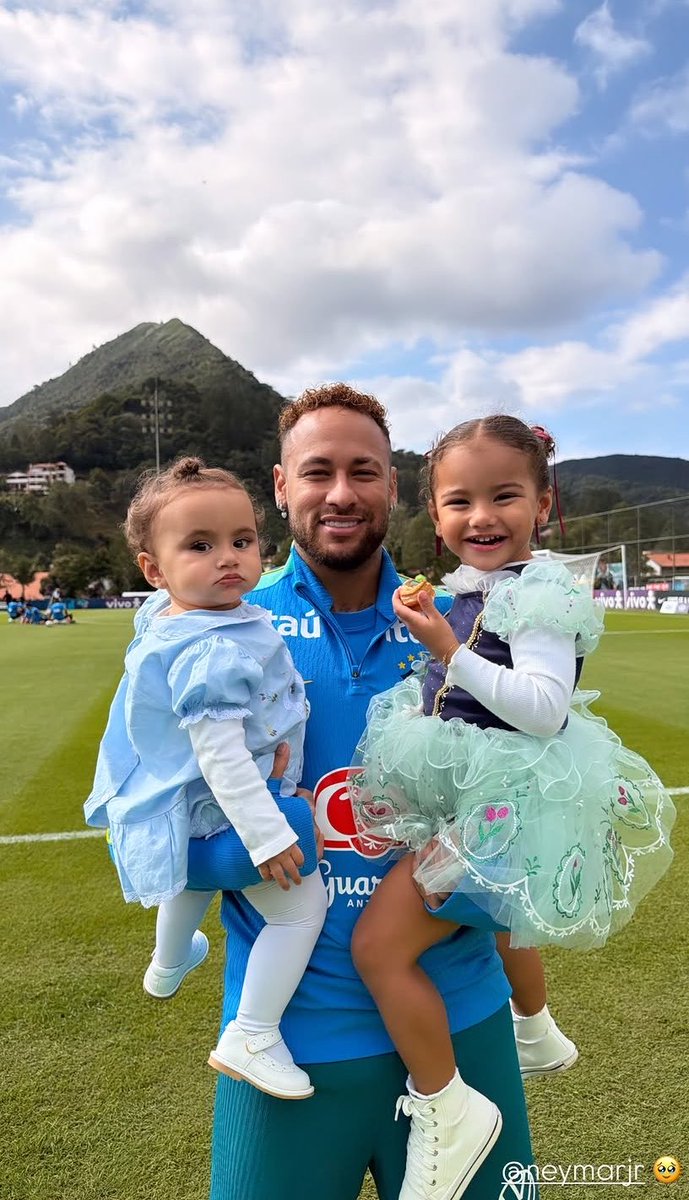 brunabiancardib's tweet photo. Neymar com a mavie e a mel ❤️ https://t.co/PkdZmIE8YU
