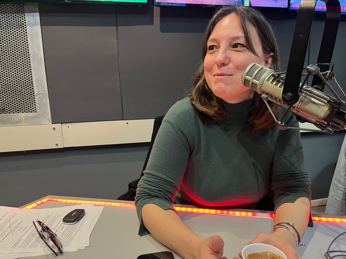 que_mecontas's tweet photo. 💬 “El 2001 fue una experiencia sensible que me marcó para hablar de economía”, @estipozzo en #QuéMeContás🤍

VIVO👇🏻
https://t.co/1HU3XIPbaY https://t.co/6XmVFtnVXj