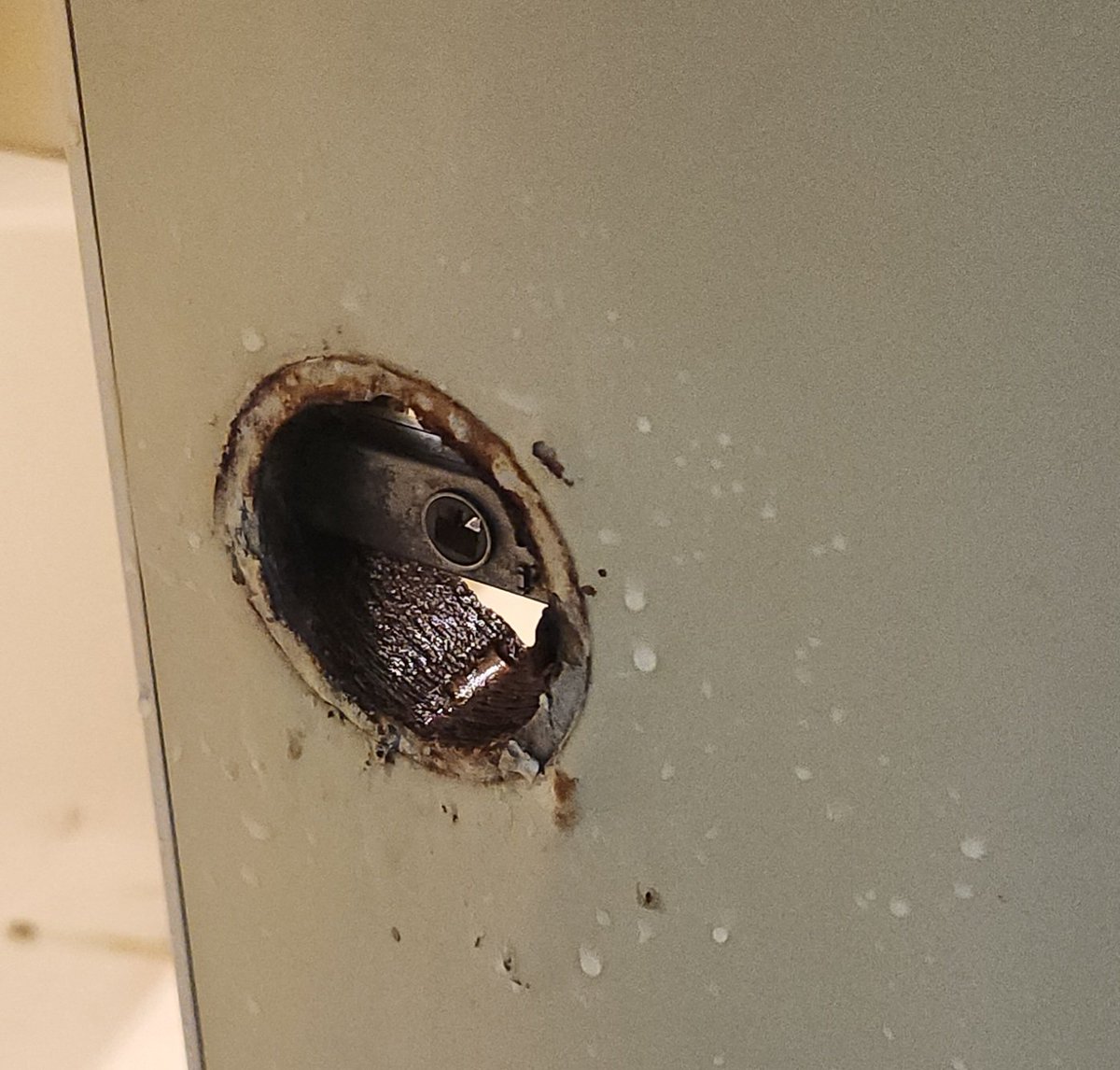 february_fool's tweet photo. 風呂場のドアノブが外れて、中からでは開けられない状態に…閉じ込められた！何分か格闘の末、シャンプーのノズルで何とか開けられたけど、スマホもないし外部とは連絡取れないし、このままここで餓死するのかと焦った。 https://t.co/9fW4nYTmrk