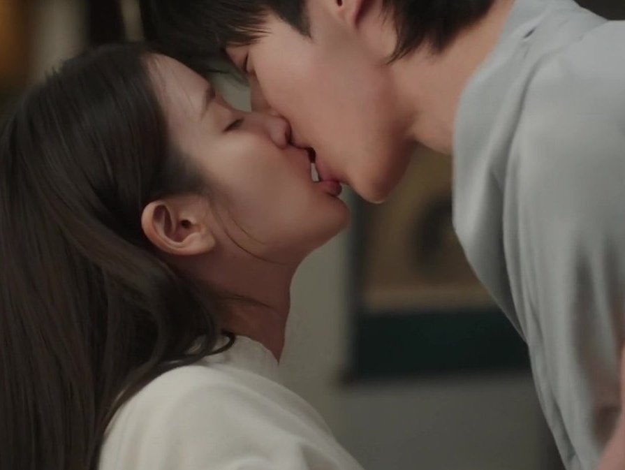 Zendaya17146671's tweet photo. I mean....
#iu #byeonwooseok #perfectcrown
#perfectkiss #wanseong https://t.co/1vMMtxmppU