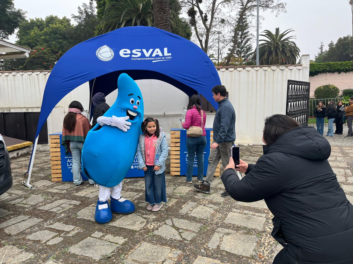 _ESVAL's tweet photo. 🏰🙌 Ya estamos en el #CerroCastillo para celebrar el #DíaDelPatrimonio junto a la comunidad.

En #Esval nos enorgullece ser parte de esta fiesta, porque el agua potable también es un patrimonio vivo que forma parte de la historia y el desarrollo de nuestra región. 💧🚰 https://t.co/99peXV0TVx