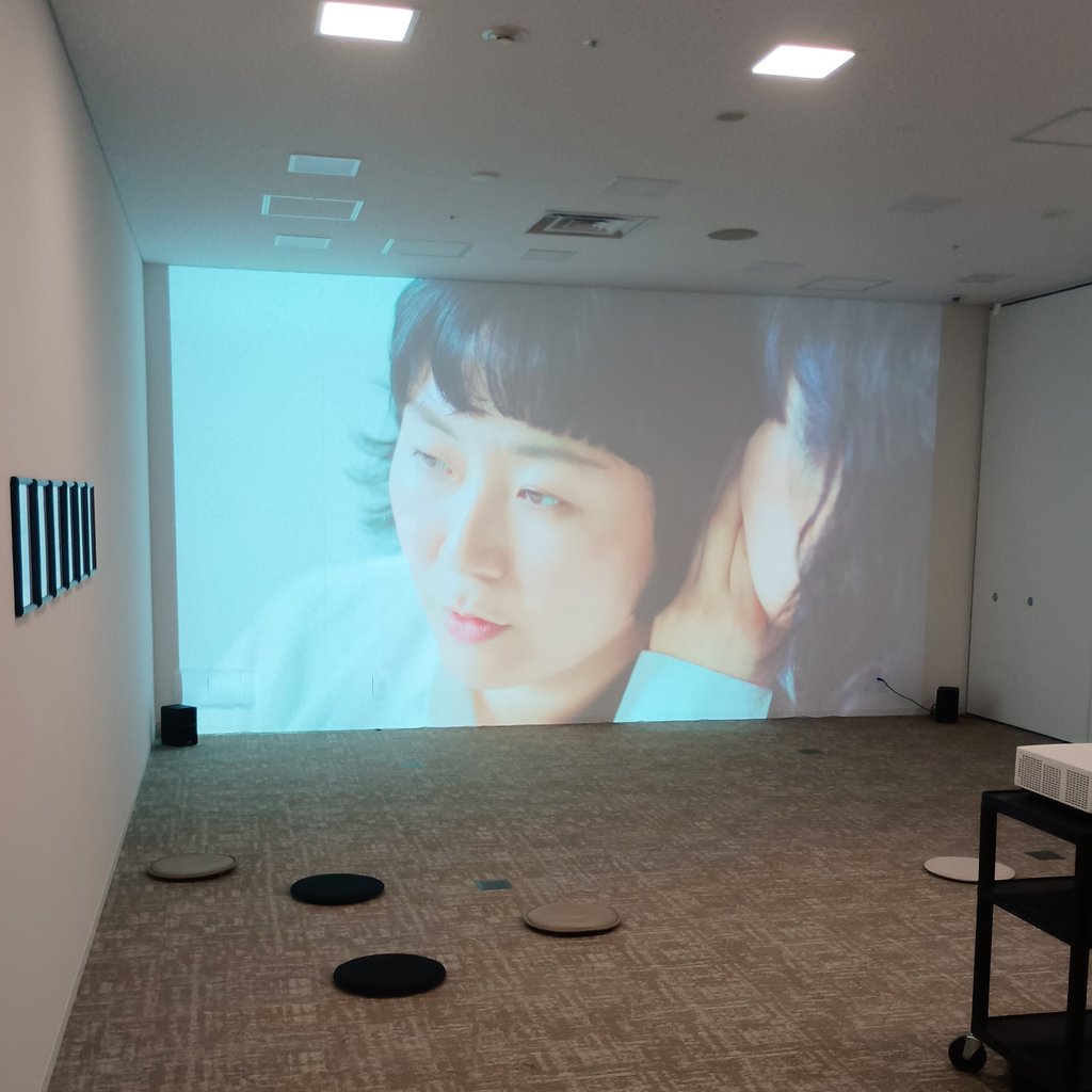 tangledidea's tweet photo. はじめてART OSAKAに。いちばんには東影智裕さんの作品をみに（たつの市の橘画廊から出展）。

こういうアートフェアに慣れておらずなかなか落ち着いて作品をみることができない。

いつも個展会場では気が散ってしまう映像作品の展示ルームで、逆にほっとしたみたいに作品をゆっくりながめていた。 https://t.co/I51yaOEjt0