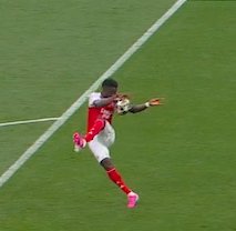 NoodleHairCR7's tweet photo. PSG GETTING ROBBED

THATS A CLEAR PENALTY https://t.co/UeKGCnRVLi