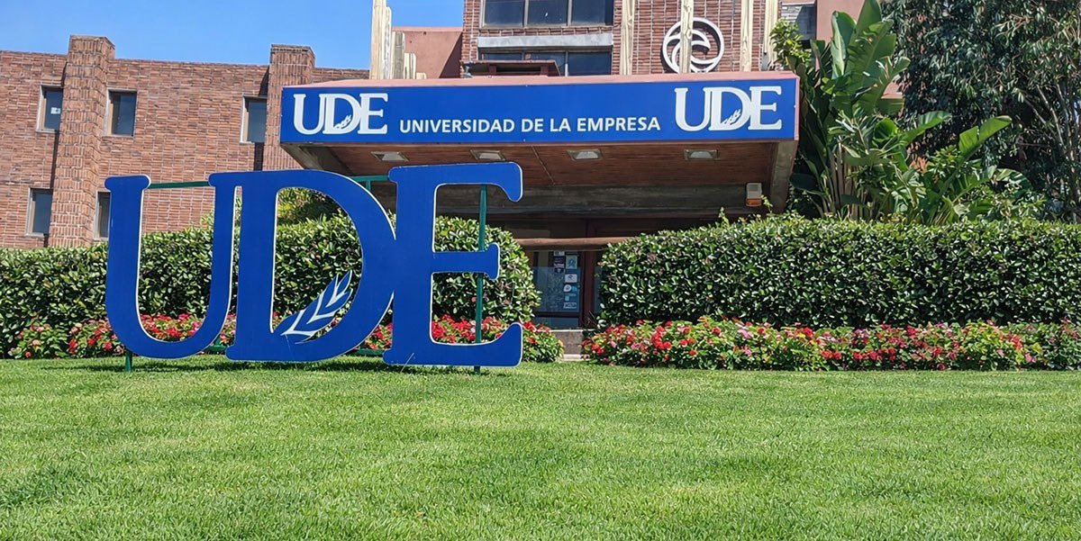 FCAUDE's tweet photo. 🚀 Más de 50 participantes comenzaron el Diplomado Emprender en Tiempos de IA junto al Prof. Mag. Eduardo Ríos 🇦🇷 en UDE La Paloma.

🔜 Próximamente:
🖋️ Grafología
👥 RR.HH. en tiempos de IA
🤖 Pensador Aumentado
🛡️ Anticorrupción y Protección de Datos

#UDE #IA #Emprendedores https://t.co/yNR3jCoCR7