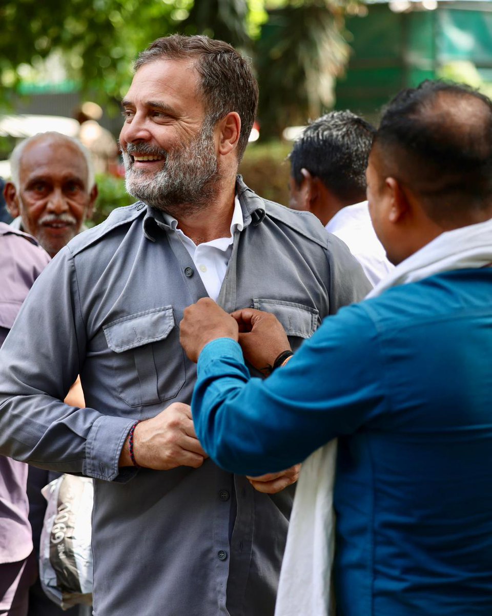 sunmor2901's tweet photo. @RahulGandhi Auto वाले भाइयों के साथ तोड़ी रोटी हमेशा याद रहेगी - साथ याद रहेगा उनके साथ किया सफर और उनकी हर बात।

"महंगाई के कारण कुछ रातें हमारे बच्चे भूखे भी बिताते हैं - सरकार न सुनती है, न हमारे बारे में सोचती है"

हम मिलकर ये हालात बदलेंगे, एक साथ बदलेंगे। https://t.co/Wx6yciecNj