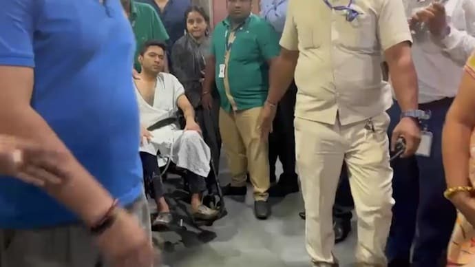 BisargaOnline's tweet photo. #SonarpurModel (Contd)

​Scene 3 (The Hospital Climax): By evening, the scene cuts to the high-end corridor of Apollo Hospital, complete with VIP arrivals, emergency medical updates, and frantic press conferences. https://t.co/gXdOiri6dy